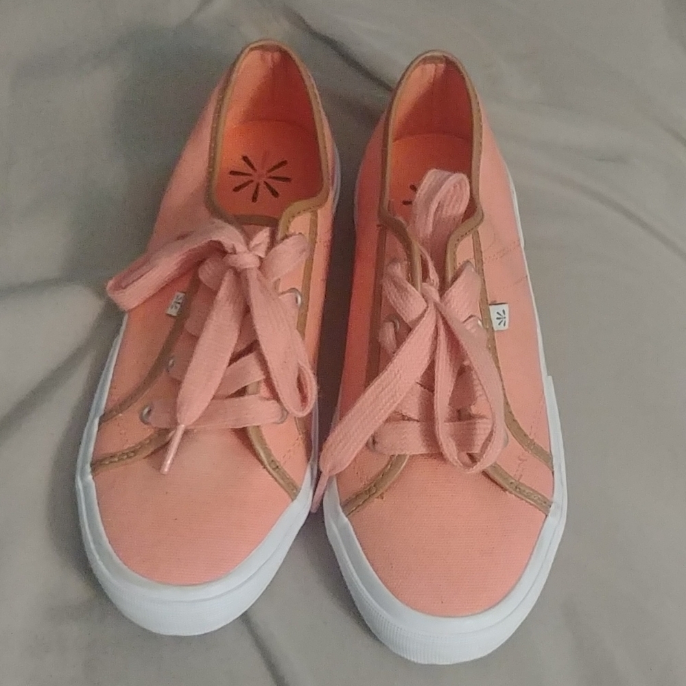 🌹Isaac Mizrahi Shoes; Peach in color; Size 8.5M